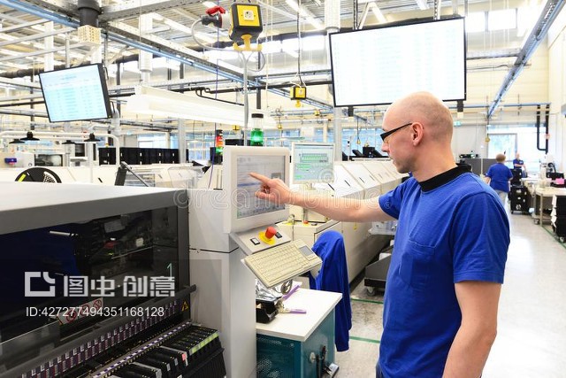 高科技工厂微电子产品的生产与组装Production and assembly of microelectronics in a hi-tech factory